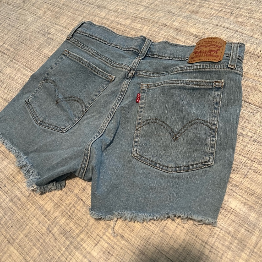 Levi’s 31 women’s shorts high rise light denim wash raw hem distress 12 euc
